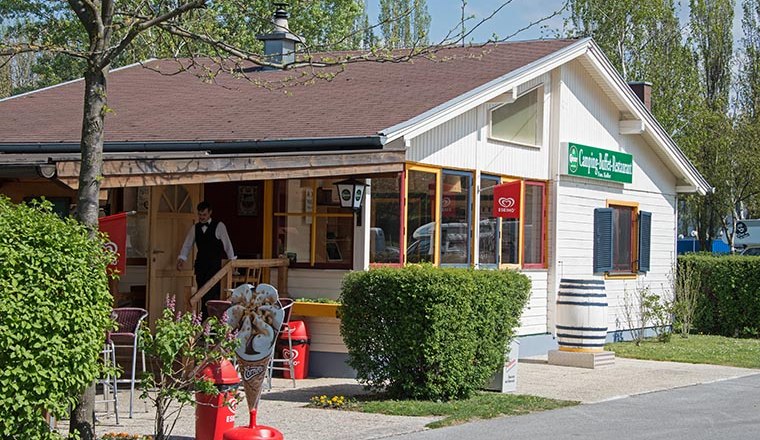 Gemütliches Restaurant auf einem Campingplatz mit Terrasse und Sonnenschirmen., © Donaupark