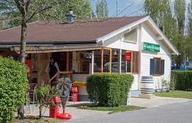 Gemütliches Restaurant auf einem Campingplatz mit Terrasse und Sonnenschirmen., © Donaupark